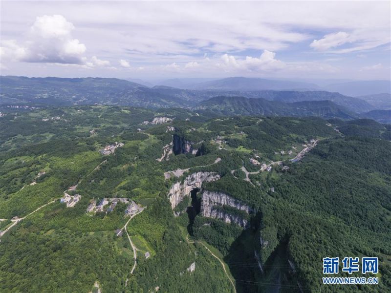 这是7月29日拍摄的天生三桥景区（无人机照片）。 新华社记者 刘潺 摄