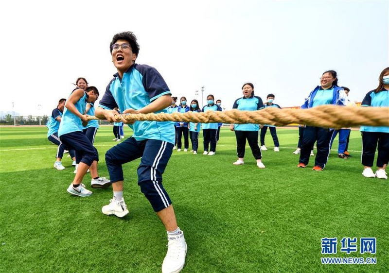 　6月22日，河北省邯郸市邯山区第一中学的高三学生在进行拔河比赛。 2020年高考临近，河北省邯郸市邯山区第一中学在积极做好高三学生复习备考的同时，开展多种形式的减压活动，帮助学生释放紧张情绪。 新华社记者 王晓 摄