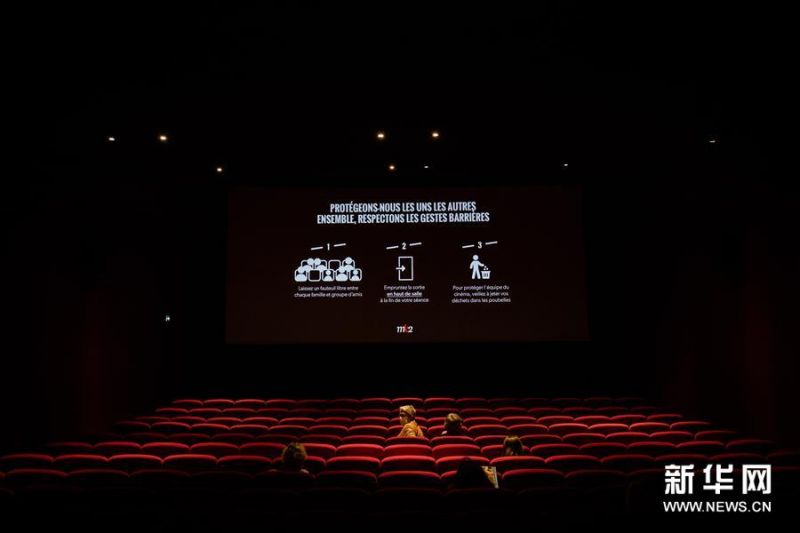 6月22日，在法国巴黎一家恢复营业的电影院，电影放映前的预告片中播放健康防疫信息。 6月22日，法国电影院恢复营业，根据有关防疫要求，不相识观众间应空出一个座位，观众要在影院大厅和走廊里戴口罩，在放映厅可摘下口罩。此外，影院须向观众提供免洗洗手液，并在电影放映前播放防疫信息。 新华社发（奥雷利安·莫里萨尔摄）