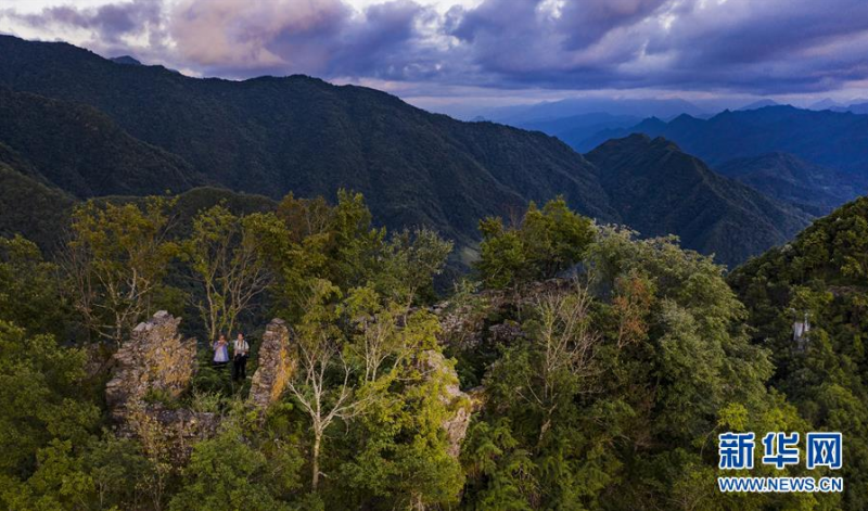 旅游者在全胜寨平安寨战壕遗址参观（6月29日摄，无人机照片）。新华社记者 陶明 摄