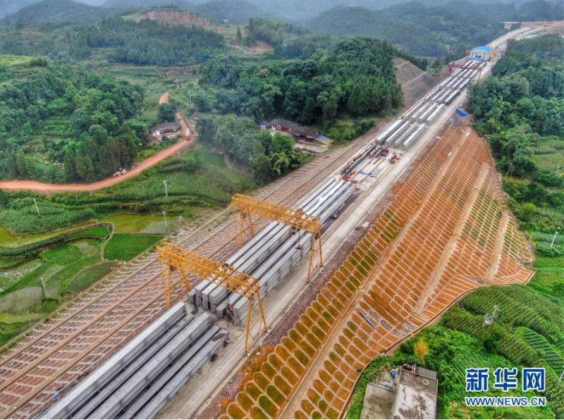 这是6月24日拍摄的建设中的遵余高速公路（无人机照片）。 目前，由中铁广州局等单位联合建设的遵（遵义）余（余庆）高速公路建设整体形象进度已达75%，预计将于年底建成通车。 新华社记者 刘续 摄