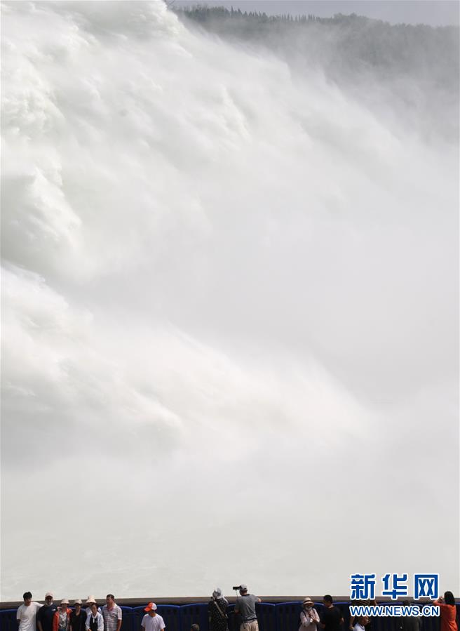 　6月25日，游客观看黄河小浪底水库泄洪。 当日，位于河南济源的黄河小浪底水库按4200立方米每秒流量泄洪，巨大的水流喷涌而出，再现“黄河之水天上来”的壮观景象。 新华社发（苗秋闹 摄）
