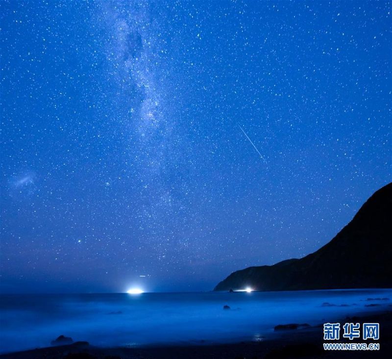 这是7月10日晚在新西兰首都惠灵顿郊外拍摄的星空。 新华社记者 郭磊 摄2