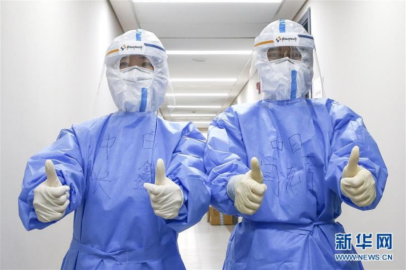 7月3日，闫克芹（右）和张鑫在中日友好医院检验科新冠核酸检测实验室内。