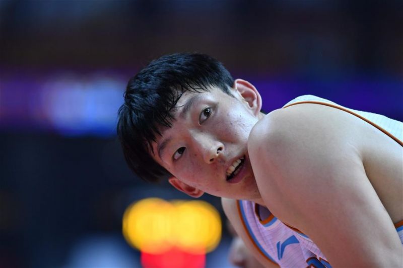 7月10日，新疆伊力特队球员周琦在比赛中。 当日，在山东青岛举行的2019-2020赛季中国男子篮球职业联赛（CBA）复赛第二阶段（红岛赛区）比赛中，新疆伊力特队以104比71战胜山西汾酒股份队。 新华社记者朱峥摄