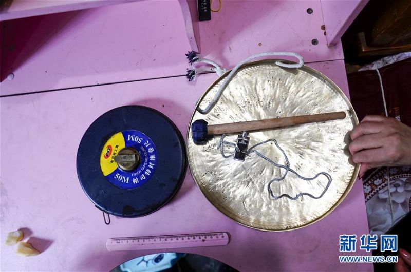 一次巡查监测结束后，侯芳将锣、哨和卷尺按照自己的习惯放置在床头的柜子上（7月1日摄）。新华社记者 刘潺 摄