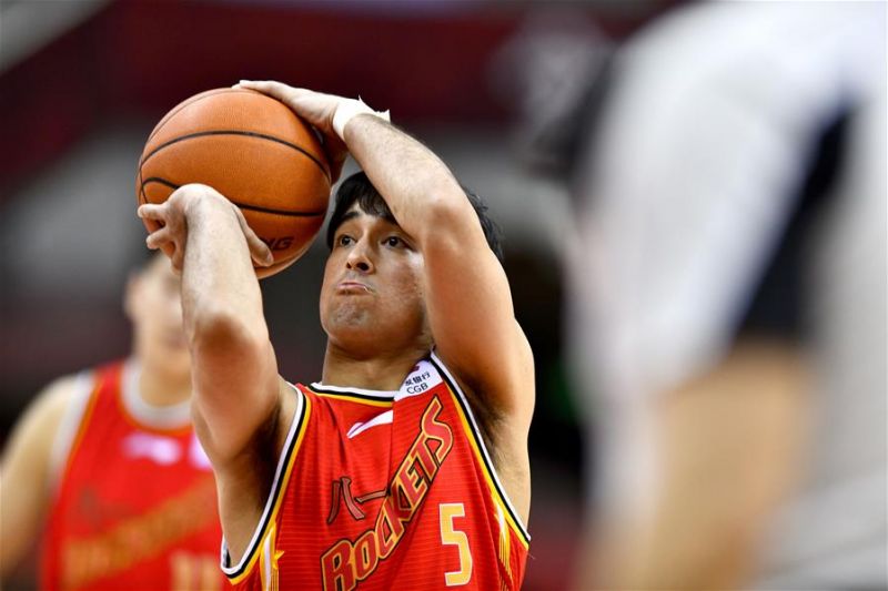 7月10日，八一南昌队球员阿尔斯兰在比赛中投球。 当日，在山东青岛举行的2019-2020赛季中国男子篮球职业联赛（CBA）复赛第二阶段（崂山赛区）比赛中，八一南昌队以94比83战胜苏州肯帝亚队。 新华社记者郭绪雷摄