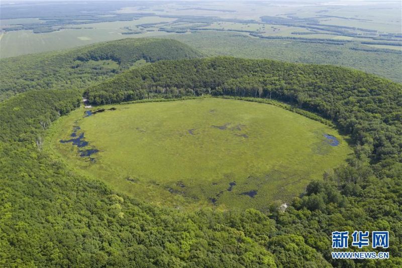 这是7月4日拍摄的南格拉球山天池（无人机照片）。 南格拉球山位于黑龙江五大连池世界地质公园内，火山口内径约500米。由于年代久远，火山口积水成湖，形成“天池”，仿佛火山之巅的一块碧玉。 新华社记者 谢剑飞 摄