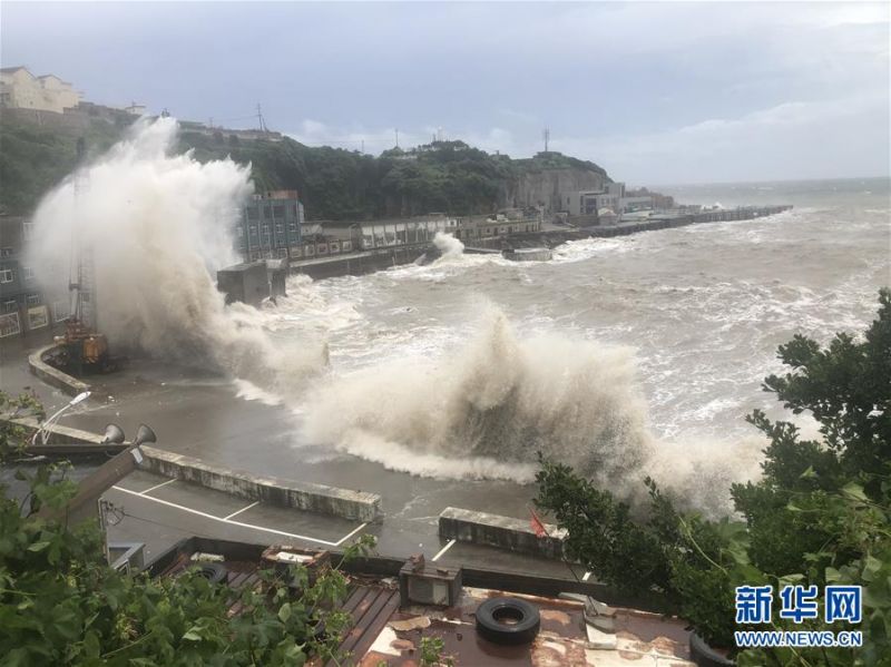 8月4日，受台风影响，舟山市嵊泗县嵊山镇的海边掀起巨浪。 今年第4号台风“黑格比”于4日凌晨3时30分前后在浙江省乐清市沿海登陆，登陆时强度为台风级。 新华社发（邹训永 摄）