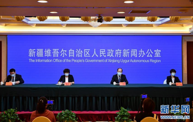 8月26日，新疆维吾尔自治区人民政府新闻办公室在乌鲁木齐举行新闻发布会。 新疆维吾尔自治区党委宣传部副部长、新闻发言人王武龙表示，从8月26日开始，乌鲁木齐市将对重点小区再次进行核酸检测，之后将进一步调整疫情防控政策，逐步恢复正常生产生活秩序。 新华社记者 宋彦桦 摄