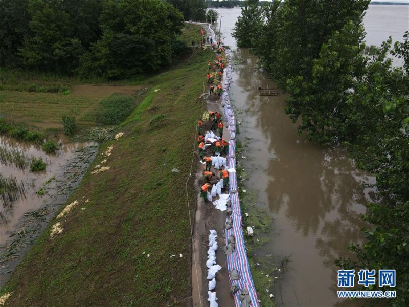 这是7月16日拍摄的安徽无为长江大堤外护圩三垄圩段抢险现场（无人机照片）。 受连日强降雨影响，安徽省芜湖市鸠江区白茆镇的三垄圩部分圩堤沙土流失，先期加固的子埂出现松动。接到险情后，武警安徽总队芜湖支队立即出动120名官兵展开抢险，加固子埂，保障无为长江大堤安全。 新华社记者 周牧 摄2