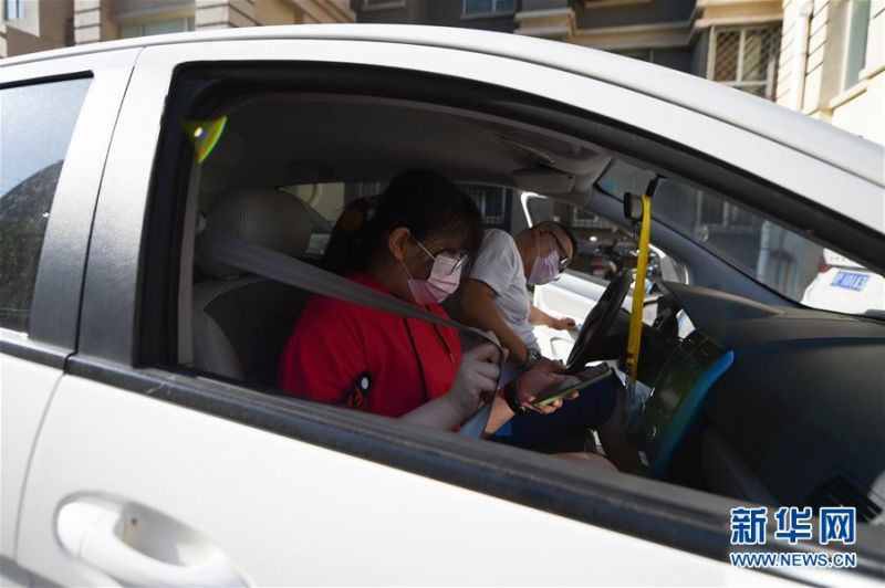 张晶的爸爸准备送张晶前往考场（7月7日摄）。新华社记者 鞠焕宗 摄