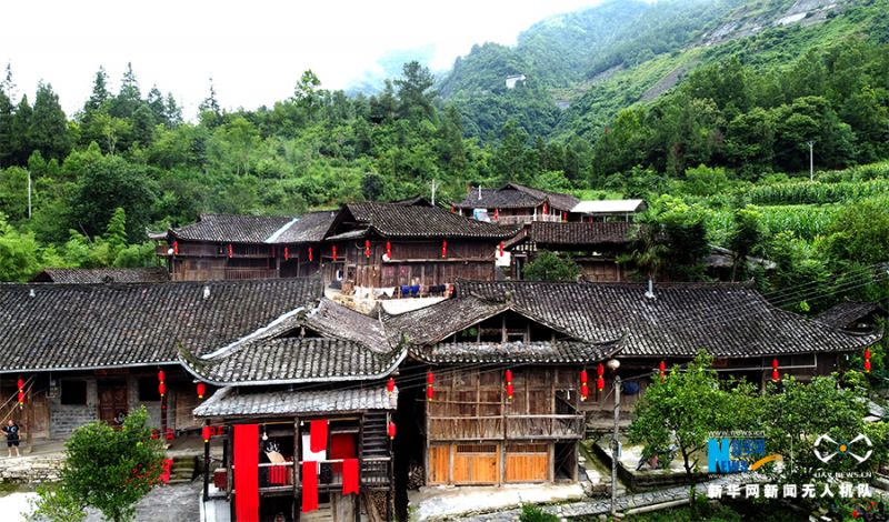 仡佬族传统民居以木瓦房、吊脚楼为主，按照“中国传统古村落”的建设和保护要求，武隆区遵循“修旧如旧”的宗旨，对民居屋脊、侧脊，木门雕饰，柱础、窗花进行了保护性修缮。新华网 马天龙 摄