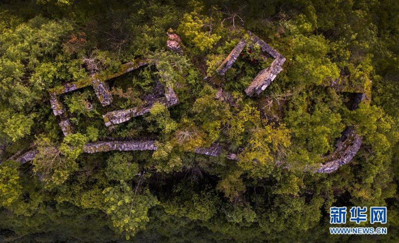空中俯瞰全胜寨中的平安寨曾经的防御工事和石砌房屋墙体（6月29日摄 无人机照片）。新华社记者 陶明 摄