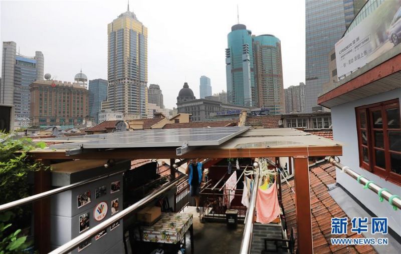 　这是安置在江阴路72号顶楼小花园雨棚上的太阳能板，它为弄堂内的公共空间照明提供电力（6月24日摄）。新华社记者 方喆 摄