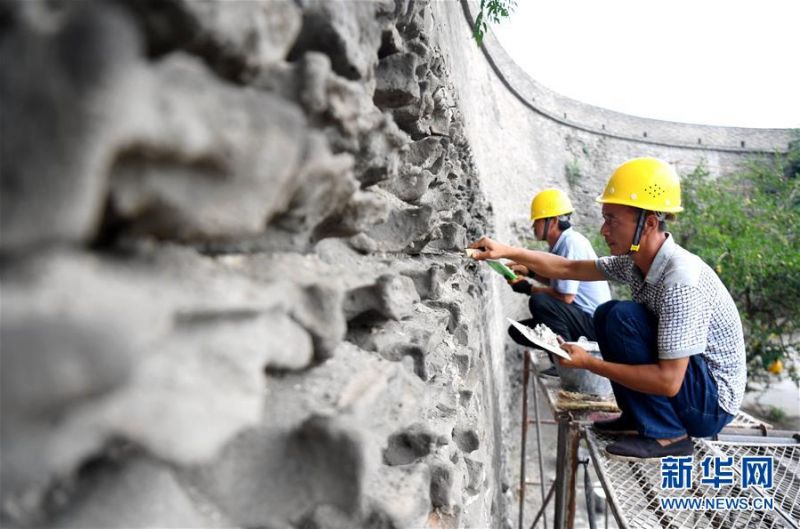 　　7月2日，工作人员在永年广府古城修缮城墙。 经国家文物局和河北省文物局批准，河北永年广府古城修缮工程已全面启动。在文物专家全程参与下，按照“不改变文物原状”原则进行修缮，预计2021年4月底完工。永年广府古城拥有华北地区保存最完整的古城墙，现为全国重点文物保护单位。 新华社记者 王晓 摄3