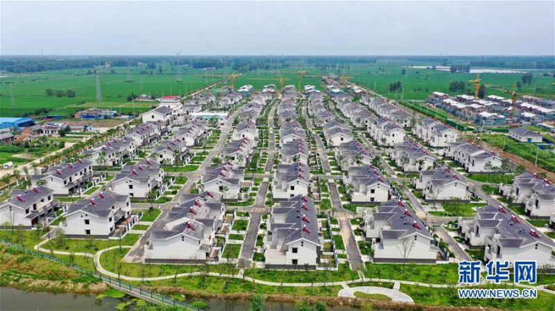这是8月2日在淮安市洪泽区朱坝街道曹庄村拍摄的农民住房条件改善项目“田园雅居”（无人机照片）。 当日，江苏省淮安市洪泽区朱坝街道曹庄村农民住房条件改善项目“田园雅居”一期191套房屋正式交付，当地农民喜获新房。近年来，淮安市洪泽区大力推进农房改善工作，一处处美观整洁的新房出现在农村的田野上，极大地改善了当地百姓的住房条件。 新华社发（陈凯 摄）