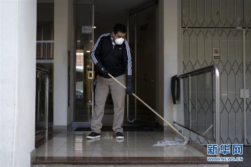 　7月1日，阿根廷布宜诺斯艾利斯一座大楼的工作人员戴着口罩打扫卫生。 7月1日，阿根廷政府开始重新实行强制性的社交隔离措施。由于近期新冠确诊病例增加明显，阿根廷不得不暂缓许多行业的复工计划。新一阶段隔离措施时间为7月1日至17日，但届时能否“解封”还要取决于隔离效果。 新华社发（马丁·萨巴拉摄）