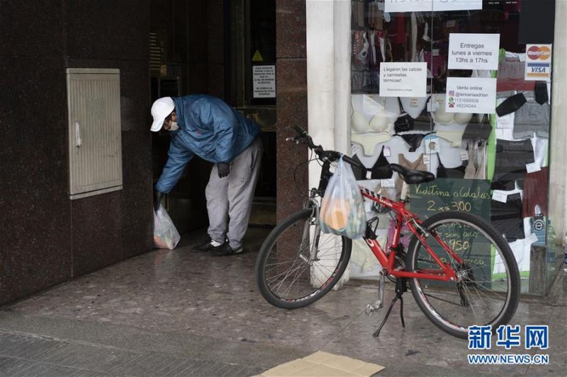 　7月1日，一名戴口罩的男子在阿根廷布宜诺斯艾利斯配送蔬菜。 7月1日，阿根廷政府开始重新实行强制性的社交隔离措施。由于近期新冠确诊病例增加明显，阿根廷不得不暂缓许多行业的复工计划。新一阶段隔离措施时间为7月1日至17日，但届时能否“解封”还要取决于隔离效果。 新华社发（马丁·萨巴拉摄）