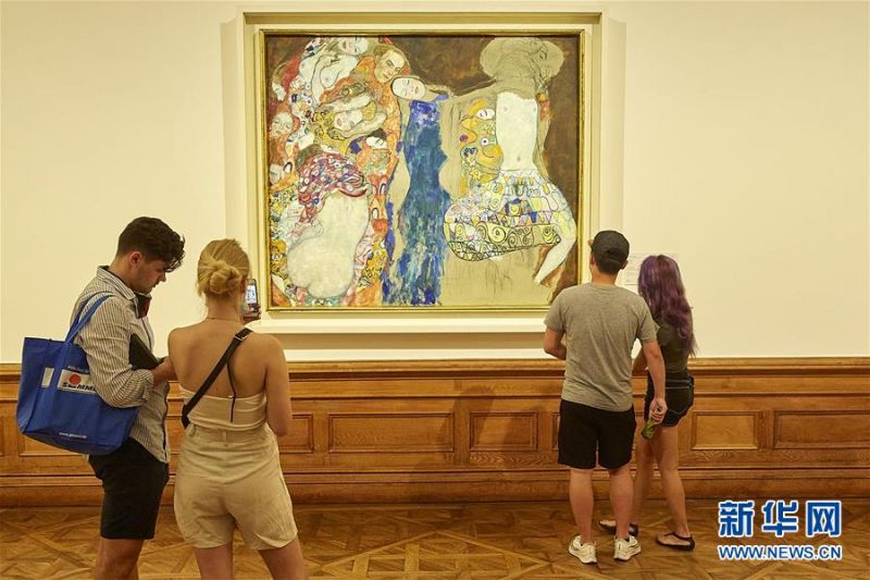 7月1日，人们在奥地利维也纳的上美景宫博物馆观看画家古斯塔夫·克利姆特的《新娘》。 当日，上美景宫博物馆在疫情解封后重新开门迎客。 新华社发（乔治斯·施耐德摄）