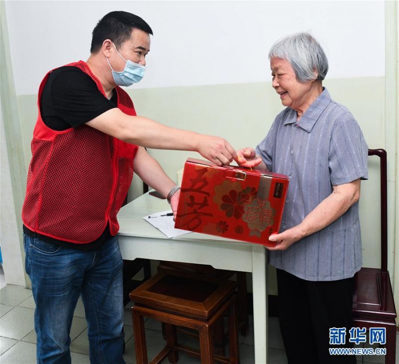 6月24日，志愿者为结对的空巢老人送粽子。 当日，浙江省慈溪市钱海军志愿服务中心的志愿者们来到慈溪市白果树社区，同社区的老人和居民们开展了“‘棕’情端午，与爱同行”迎端午主题活动。志愿者们与老人们一起包粽子、做香囊，迎接端午节。 新华社记者 徐昱 摄