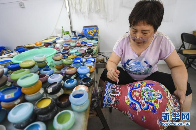 7月1日，河北省香河县景泰蓝制品厂的工作人员在对景泰蓝工艺品进行点蓝。 新华社记者 李晓果 摄