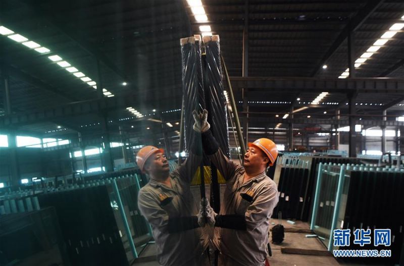 　　7月9日，重庆市渝琥玻璃有限公司工作人员在装运平板玻璃。 随着复工复产的加快推进，市场需求和产业订单不断增多，位于重庆市永川区的玻璃生产和加工企业产销两旺，一派繁忙景象。 新华社记者 王全超 摄