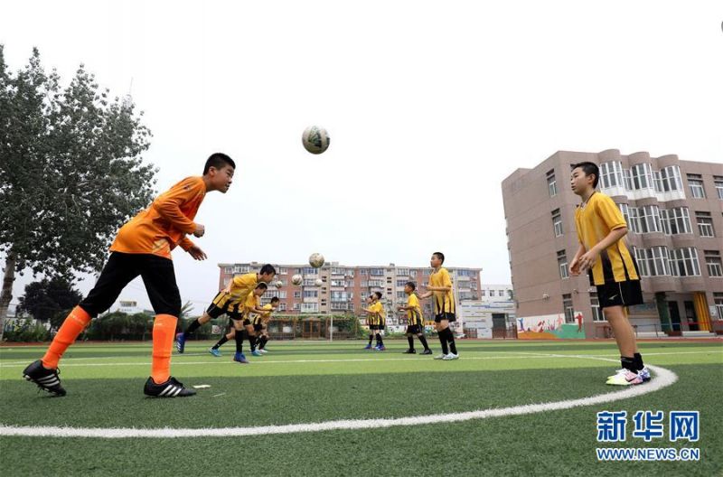 7月27日，在石家庄市柏林南路小学，学生们在进行头球传递训练。 暑假期间，河北省石家庄市柏林南路小学举办“快乐足球”兴趣培训班，孩子们在专业体育老师的指导下学习足球基础知识，开展科学体能训练、实战比赛对抗等，尽情感受足球带来的快乐，丰富暑期生活。 新华社发（梁子栋 摄）