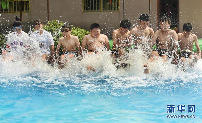 7月14日，暑期中的学生在浙江省金华市武义县的一家游泳馆学习游泳。 暑期到来，浙江省金华市武义县针对留守儿童和外来务工人员子女开展防溺水专题宣传教育，通过在当地游泳场馆开办暑期儿童游泳培训班，为学生们传授游泳技能，以提高学生水中自救能力，减少溺水事件的发生。 新华社发 （张建成 摄）
