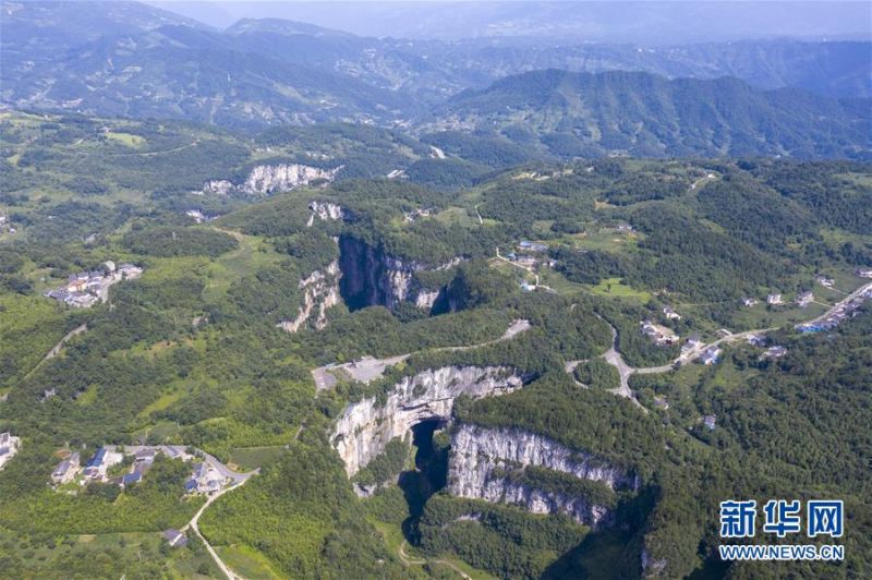 这是7月29日拍摄的天生三桥景区（无人机照片）。 新华社记者 刘潺 摄