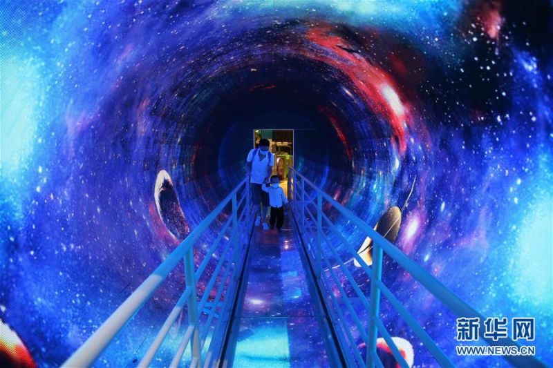 　　7月18日，小朋友和家长在福建厦门科技馆体验“时光隧道”。 暑假期间，许多小朋友在家长的陪伴下来到当地的科技馆，参观各类科普项目展陈，动手参与科普游戏活动，在玩耍中拓宽视野、增长知识。 新华社发（曾德猛 摄）