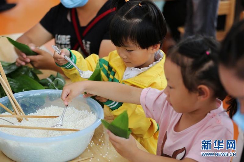 6月24日，贵州省毕节市黔西县文峰街道办事处塔山社区易地扶贫搬迁安置小区的居民在包粽子。 端午佳节将至，各地群众举行了多种多样的活动迎接这一传统节日。 新华社发（罗兴祥 摄）