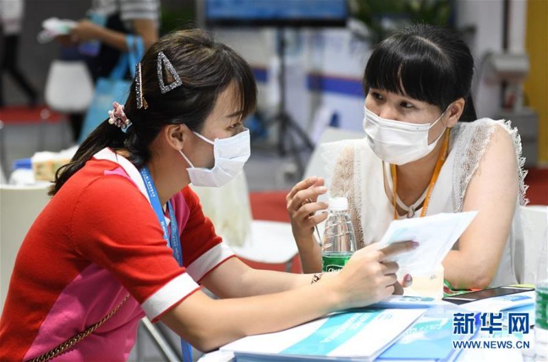 　　8月5日，采购商与参展商在展会上洽谈业务。 当日，2020第三届国际公共卫生安全防控、防疫及防护物资（广州）交易会在广州国际采购中心举行。据了解，展会展览面积超4万平方米，吸引了约800家相关企业前来参展。 新华社记者 卢汉欣 摄