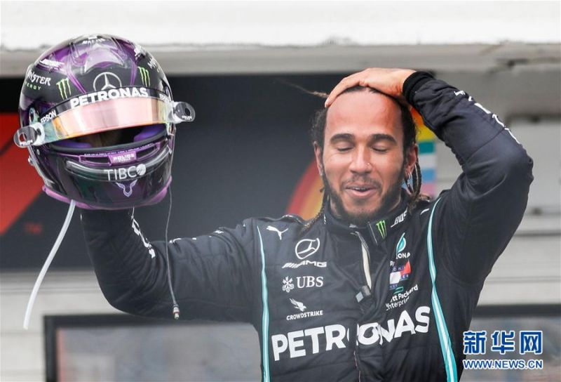 7月19日，梅赛德斯车队英国车手汉密尔顿在比赛后庆祝获胜。 当日，在匈牙利首都布达佩斯举行的2020赛季F1匈牙利站比赛中，梅赛德斯车队英国车手汉密尔顿以1小时36分12秒473的成绩获得冠军。 新华社/法新