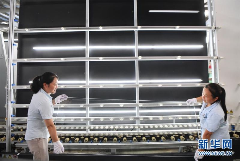 　　7月9日，重庆铭阳玻璃有限公司工作人员在玻璃加工车间内作业。 随着复工复产的加快推进，市场需求和产业订单不断增多，位于重庆市永川区的玻璃生产和加工企业产销两旺，一派繁忙景象。 新华社记者 王全超 摄