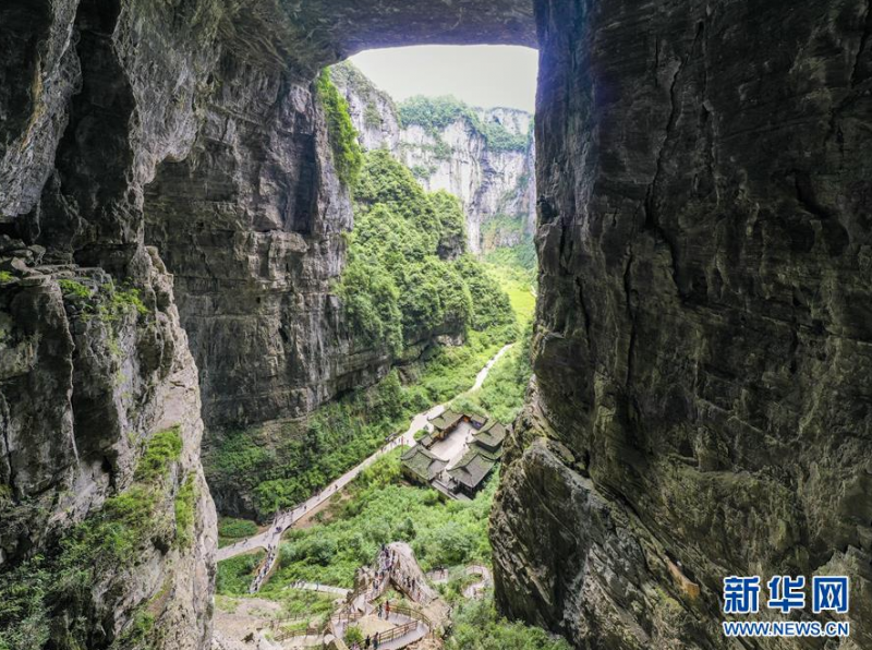 7月29日，游客在天生三桥景区内的天龙桥景点游览（无人机照片）。 新华社记者 刘潺 摄