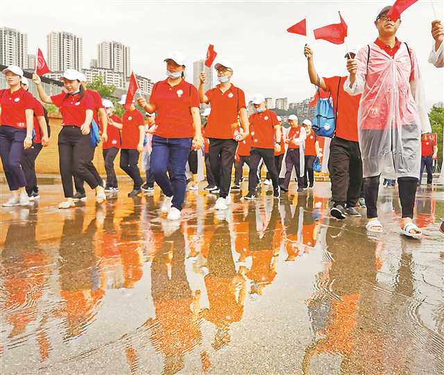  圖②：7月1日，重慶工業(yè)博物館，中國寶武“重走鋼鐵長征路”系列活動啟動，400余名鋼鐵工人用健步走的形式展現(xiàn)“鋼鐵報國跟黨走”的初心。首席記者 崔力 攝/視覺重慶