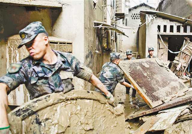     8月22日，渝中區(qū)大溪溝街道，解放軍戰(zhàn)士正在清除垃圾。記者 謝智強(qiáng) 攝/視覺重慶