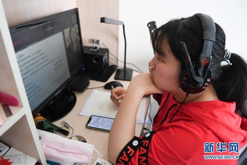 张晶在家中上网课复习备考（7月3日摄）。