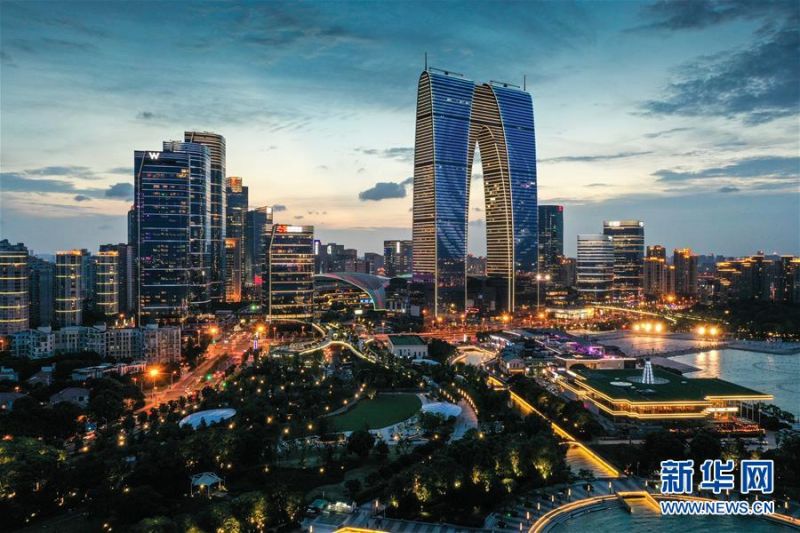 这是7月30日傍晚拍摄的苏州工业园区金鸡湖畔景色（无人机照片）。新华社记者 杨磊 摄