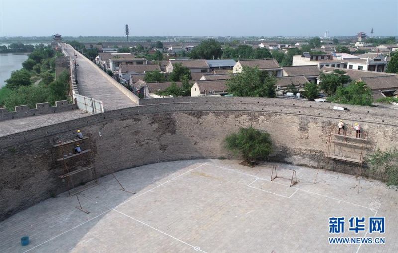 　　7月2日，工作人员在永年广府古城修缮城墙（无人机照片）。 经国家文物局和河北省文物局批准，河北永年广府古城修缮工程已全面启动。在文物专家全程参与下，按照“不改变文物原状”原则进行修缮，预计2021年4月底完工。永年广府古城拥有华北地区保存最完整的古城墙，现为全国重点文物保护单位。 新华社记者 王晓 摄
