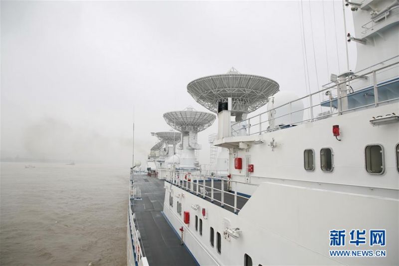 7月13日，远望6号船驶离中国卫星海上测控部码头。新华社发（倪栋梁 摄）