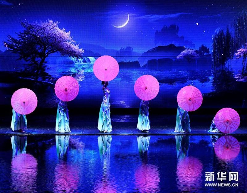 6月22日拍摄的《西安千古情》演出现场。 大型舞台剧《西安千古情》22日在西安浐灞世博园首演。该剧以一位华裔少女归国寻根为故事主线，浓缩展现了古城西安的悠久历史文化。 新华社记者 张博文 摄