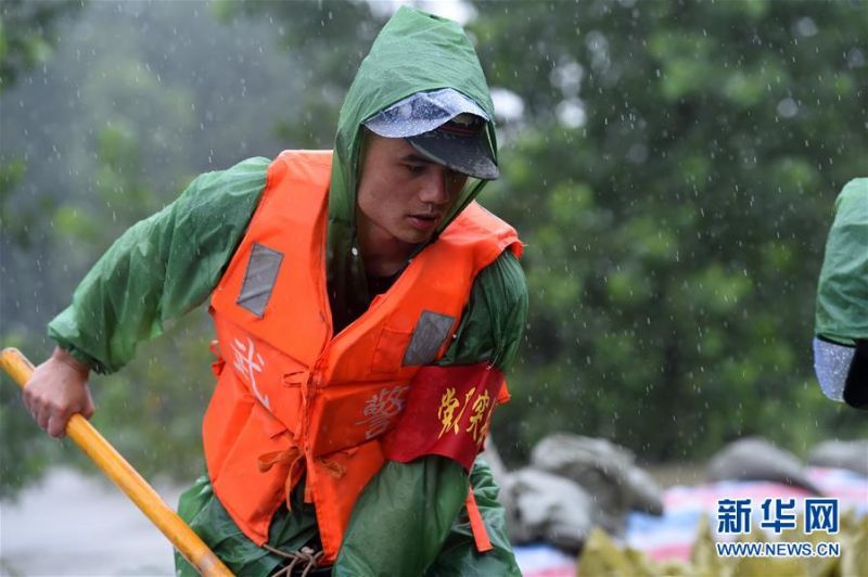 7月16日，在安徽无为长江大堤外护圩三垄圩段，武警安徽总队芜湖支队的战士在装填沙袋，准备加固子埂。 受连日强降雨影响，安徽省芜湖市鸠江区白茆镇的三垄圩部分圩堤沙土流失，先期加固的子埂出现松动。接到险情后，武警安徽总队芜湖支队立即出动120名官兵展开抢险，加固子埂，保障无为长江大堤安全。 新华社记者 周牧 摄