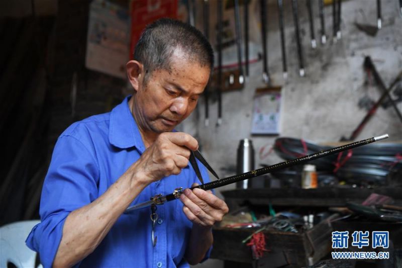 　　8月5日，丰盛古镇经营秤杆店的居民王泽喜在制作秤杆。 近年来，重庆市巴南区引入社会资本，按照“修旧如旧、适度开发”的原则对丰盛古镇进行保护性修缮和景区化打造，让古镇在保留原有历史人文风貌的同时，焕发新活力。 新华社记者 王全超 摄