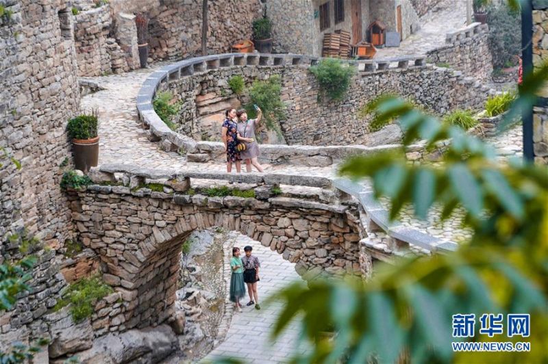 7月10日，游客在涉县更乐镇大洼村游玩。新华社记者 王晓 摄