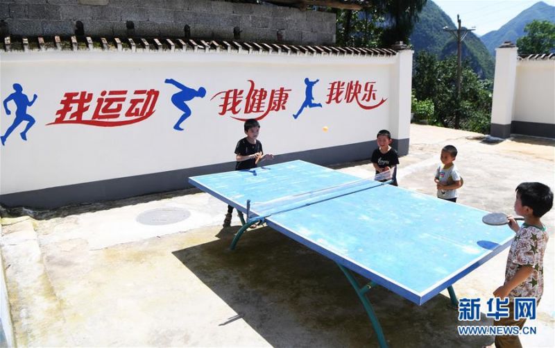 7月3日，下庄村小学的学生在课间打乒乓球。新华社记者 王全超 摄