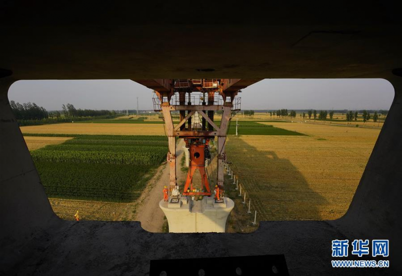 7月2日，工人在京唐城际铁路河北省唐山市丰润段建设工地施工。 近日，京（北京）唐（唐山）城际铁路河北省唐山段工程建设按照节点要求稳步推进。据介绍，京唐城际铁路是京津冀地区轨道交通网络的重要组成部分，起点位于北京市通州区的城市副中心站，途经河北省廊坊市、天津市宝坻区，终点位于河北省唐山市唐山站，线路长约148.74千米。 新华社记者杨世尧摄