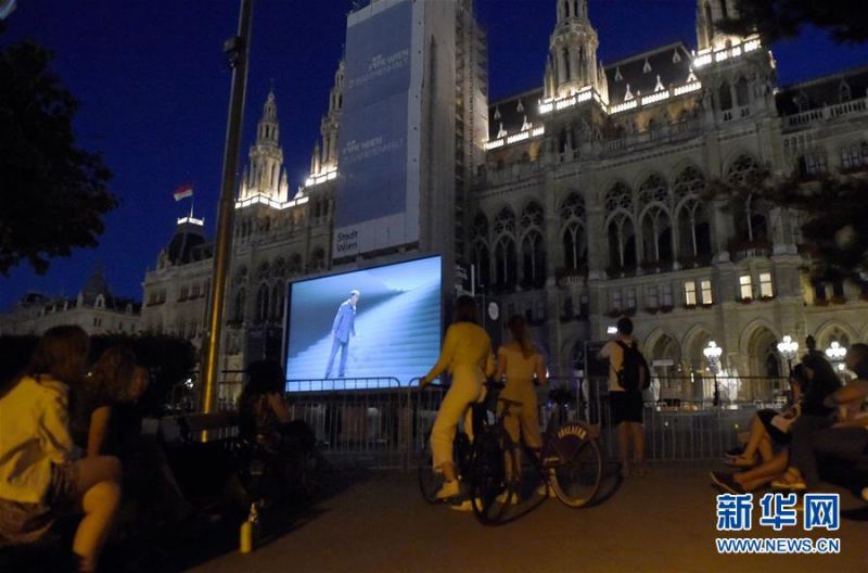 7月4日，观众们在奥地利首都维也纳市政厅广场外场区域观看维也纳电影节开幕电影——贝多芬的歌剧《菲岱利奥》。 新华社记者 郭晨 摄