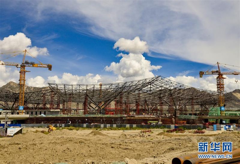 这是7月27日拍摄的拉萨贡嘎国际机场T3航站楼施工现场。新华社记者 田金文 摄